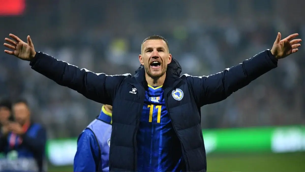 Edin Dzeko berseragam Schalke 04 tersenyum di lapangan menjelang musim Bundesliga 2026/2027