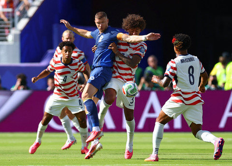 Edin Dzeko menandatangani perpanjangan kontrak dengan Schalke 04 di usia 40 tahun