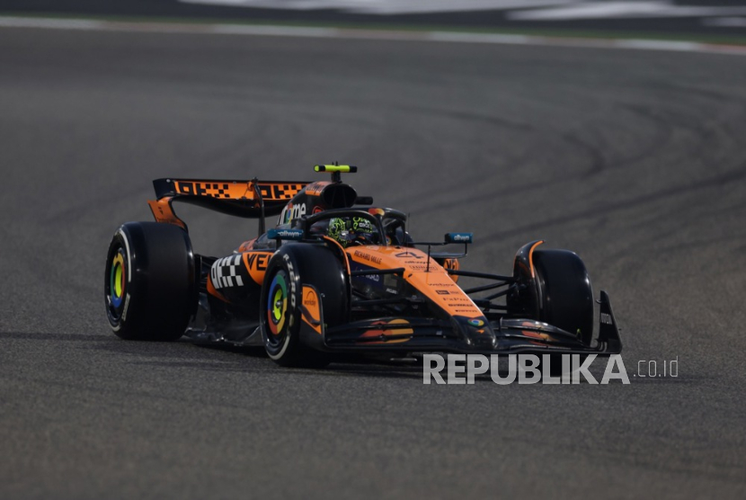 Pembalap McLaren Lando Norris merayakan pole position di Sirkuit Zandvoort setelah menjadi tercepat di kualifikasi F1 GP Belanda 2026 dengan catatan waktu 1 menit 11,163 detik.