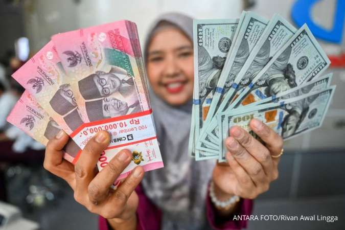 Uang kertas rupiah dan dolar AS dengan latar belakang grafik perdagangan valuta asing.