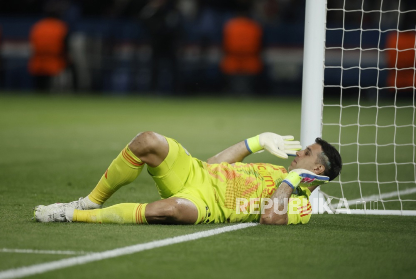 Kiper Aston Villa Emiliano Martinez saat beraksi di lapangan
