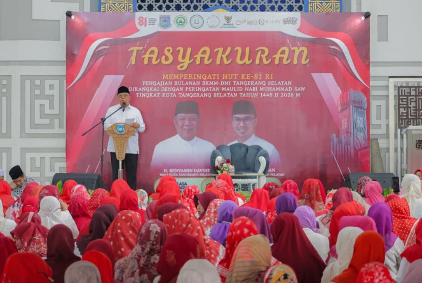 Benyamin Davnie menyampaikan sambutan pada tasyakuran HUT ke-81 RI di Masjid Al-Itishom