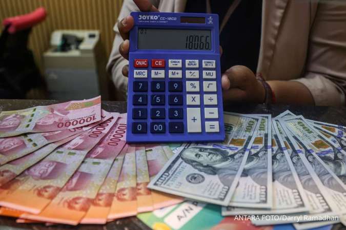 Tumpukan uang kertas Rupiah Indonesia dan Dolar AS untuk ilustrasi pergerakan nilai tukar.