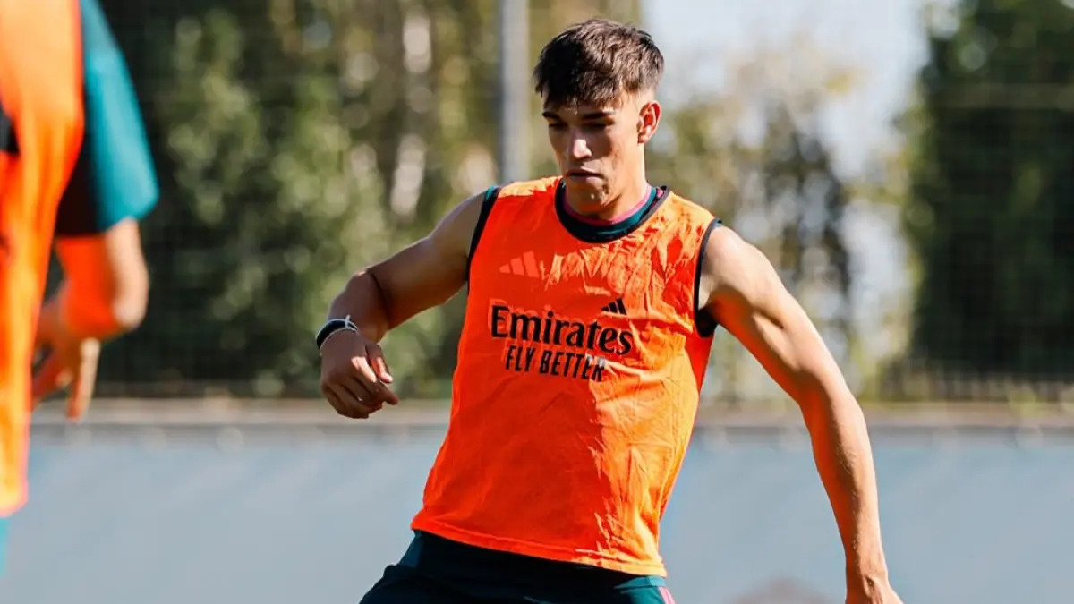 Carlos Espi mengenakan seragam Real Madrid saat pengenalannya sebagai penyerang baru.
