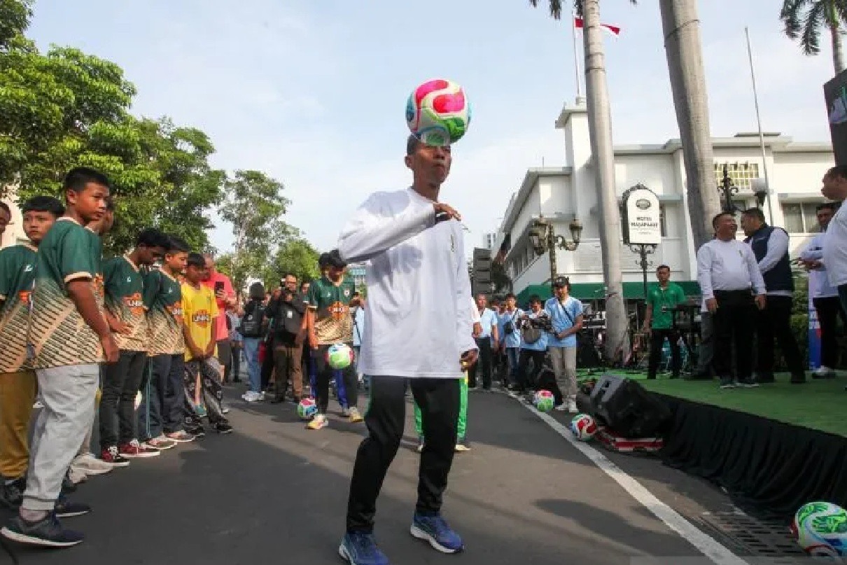 Yusuf Ekodono dan Anang Maruf memantau talenta muda pada turnamen sepak bola Soekarno Cup 2026 kategori U-17.