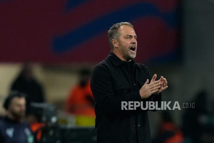Hansi Flick saat konferensi pers membahas status kapten Barcelona untuk musim 2026/2027