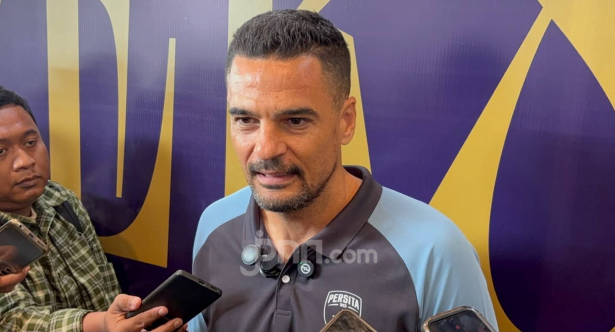 Presiden Persita Ahmed Zaki Iskandar bersama pelatih Carlos Pena dalam sesi wawancara bursa transfer