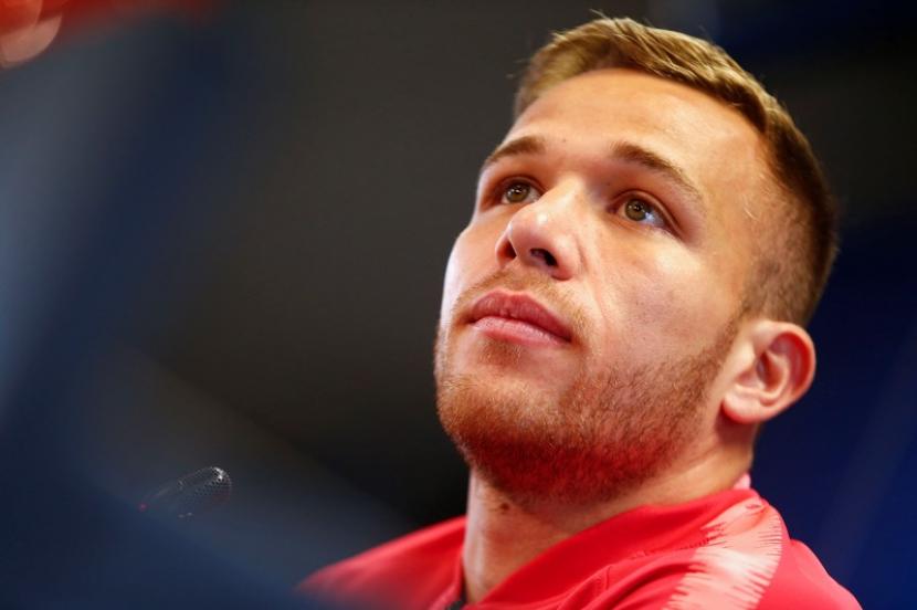 Pemain sepak bola Arthur Melo mengenakan seragam Juventus di lapangan