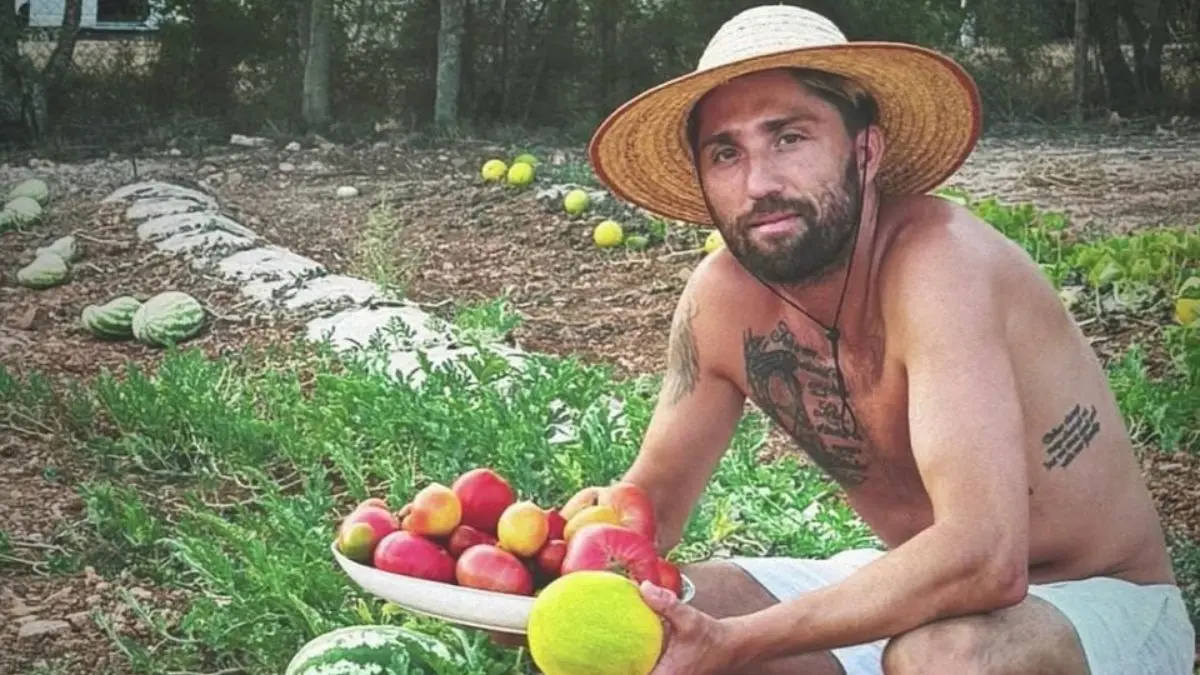 Kevin Kampl berkebun di kediamannya di Majorca, Spanyol, setelah pensiun dini dari sepak bola pada Januari 2026