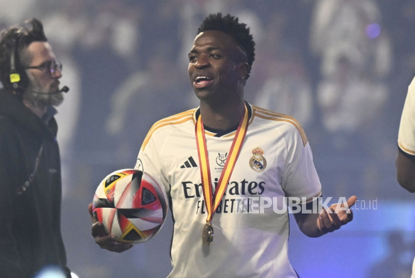 Vinicius Junior saat menandatangani perpanjangan kontrak bersama Real Madrid.