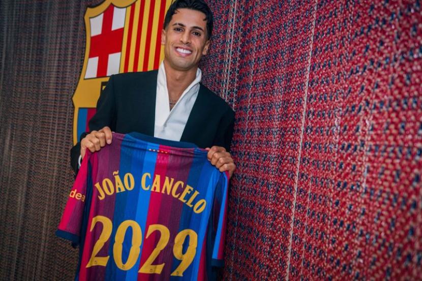 Bek sayap Joao Cancelo mengenakan seragam Barcelona di Camp Nou setelah resmi direkrut dari Al Hilal hingga 2029.