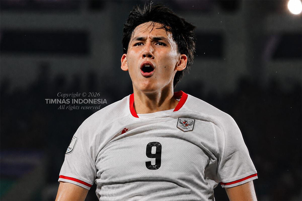 Penyerang Timnas Indonesia Mitchell Baker berebut bola dengan Ilhan Fandi di Stadion Jalan Besar