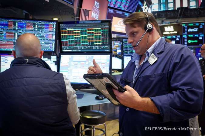 Grafik pergerakan indeks saham Wall Street menunjukkan penurunan pada layar bursa