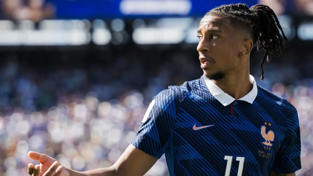 Pesepakbola Michael Olise dalam seragam Bayern Munich