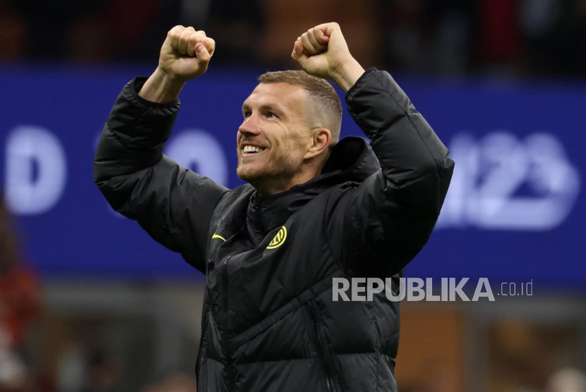 Edin Dzeko menandatangani kontrak baru satu musim bersama Schalke 04 untuk Bundesliga 2026/2027