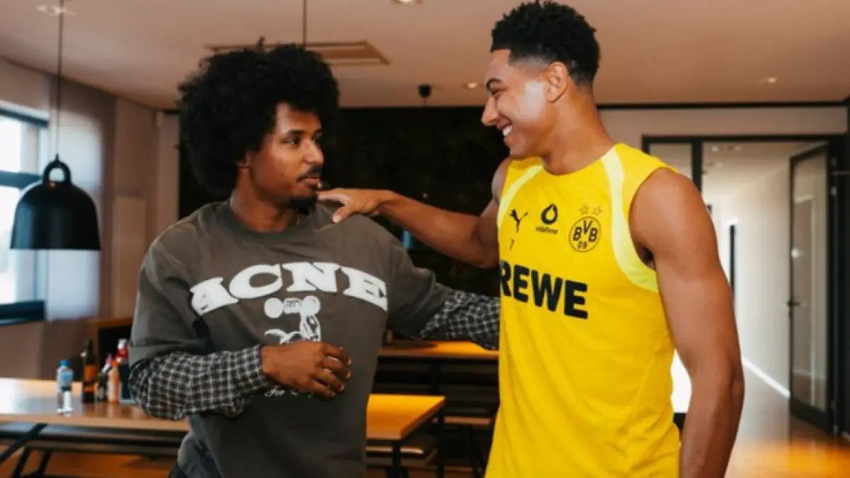 Karim Adeyemi menandatangani jersey Borussia Dortmund saat perpisahan di pusat latihan tim.