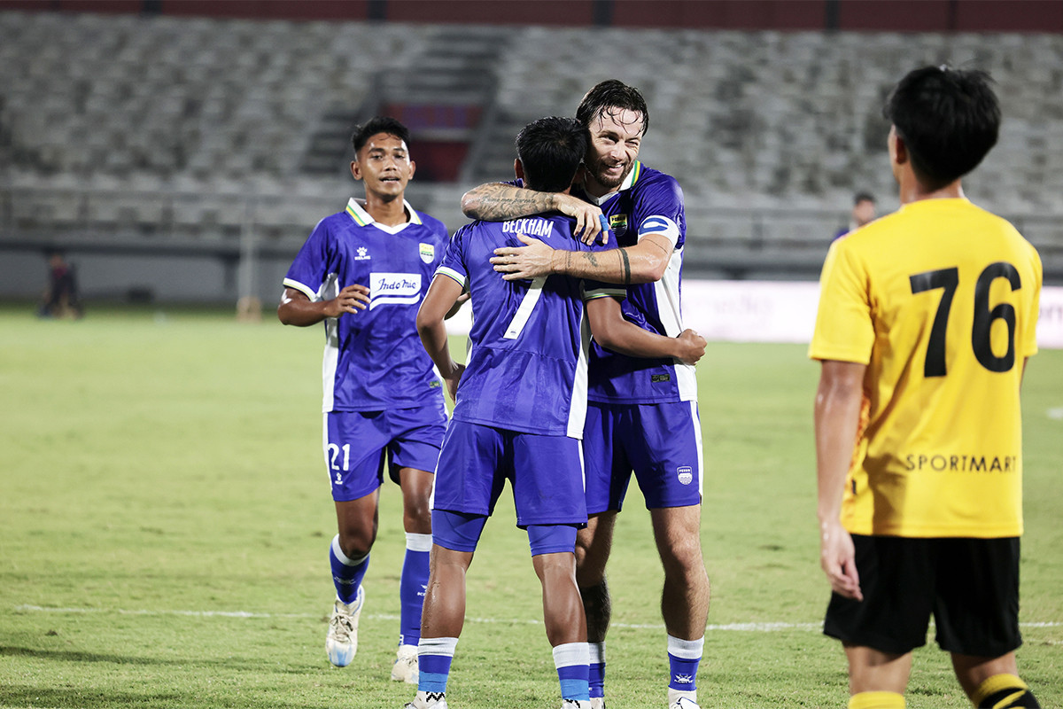 Marc Klok, kapten Persib Bandung, merayakan kemenangan timnya di Dewata Challenge Series.