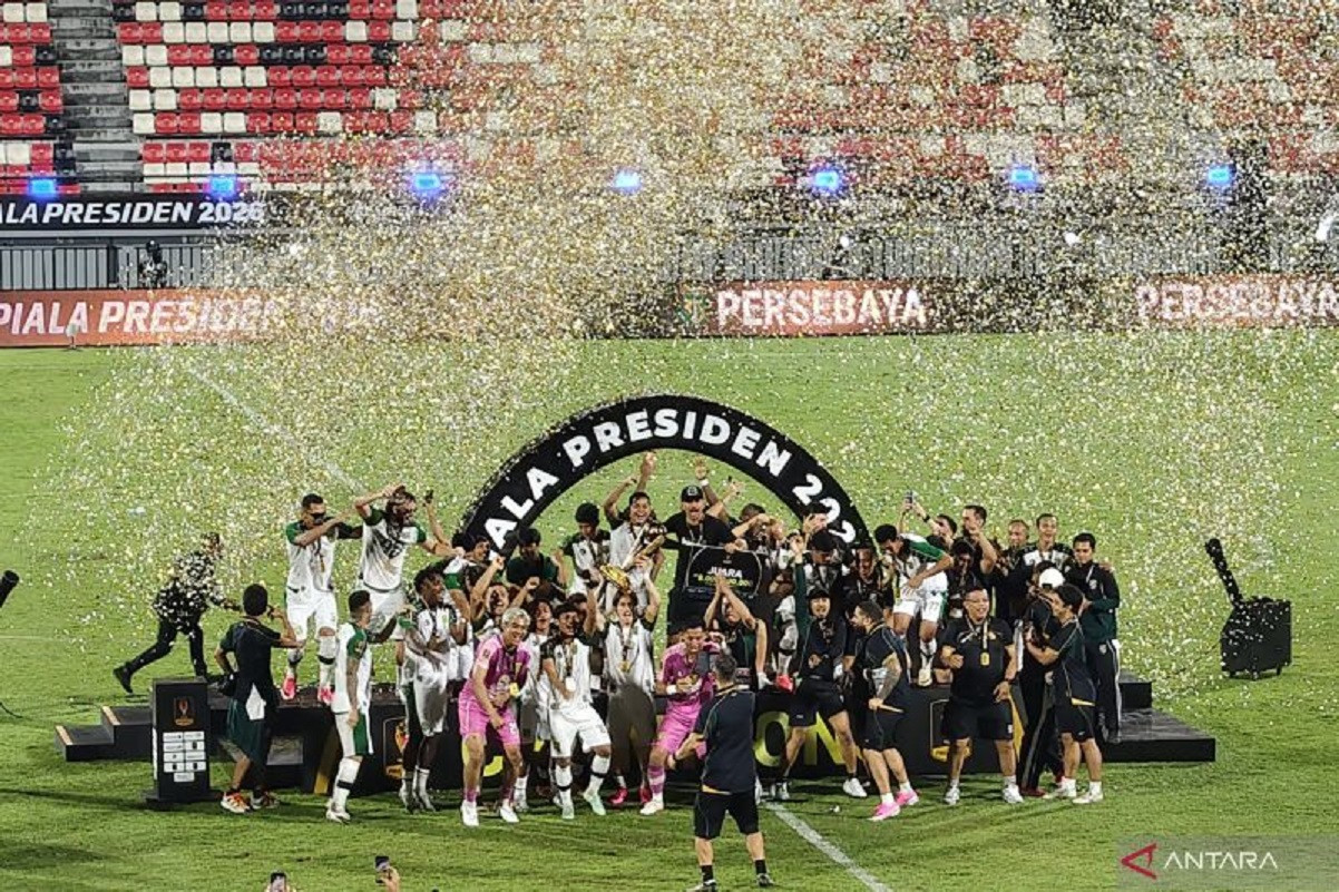 Pemain Persebaya Surabaya merayakan kemenangan usai mengalahkan Persib Bandung lewat adu penalti 6-5 di Stadion Kapten I Wayan Dipta, Gianyar, Bali, Kamis (6/8) malam.