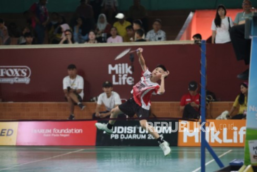 Atlet muda bulutangkis bertanding pada Audisi Umum PB Djarum 2026 di GOR Dafest, Makassar.