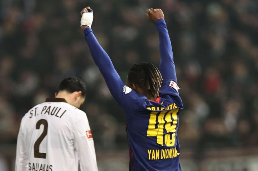 Winger muda Pantai Gading Yan Diomande dalam aksi bersama RB Leipzig menjelang transfer ke Real Madrid.