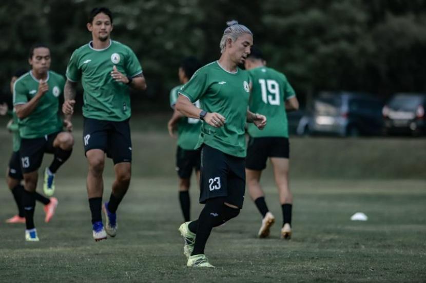 Pieter Huistra memimpin latihan intensitas tinggi bersama pemain PSS Sleman persiapan musim 2026/2027