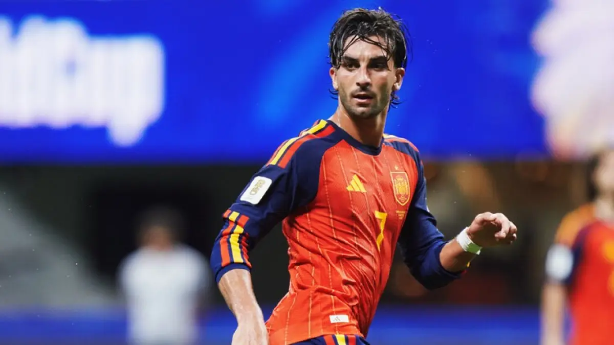 Ferran Torres berpose dengan jersey Barcelona, sementara PSG dan Atletico Madrid tertarik padanya.