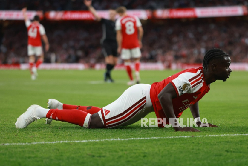 Selebrasi pemain Arsenal usai gol Bukayo Saka ke gawang Aston Villa di Villa Park