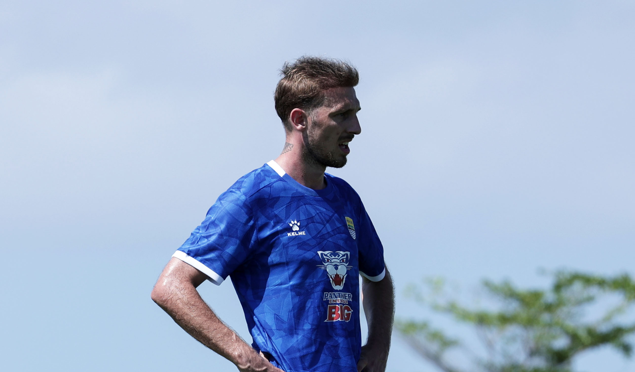 Danijel Loncar tersenyum dalam sesi perkenalan sebagai pemain baru Persib Bandung