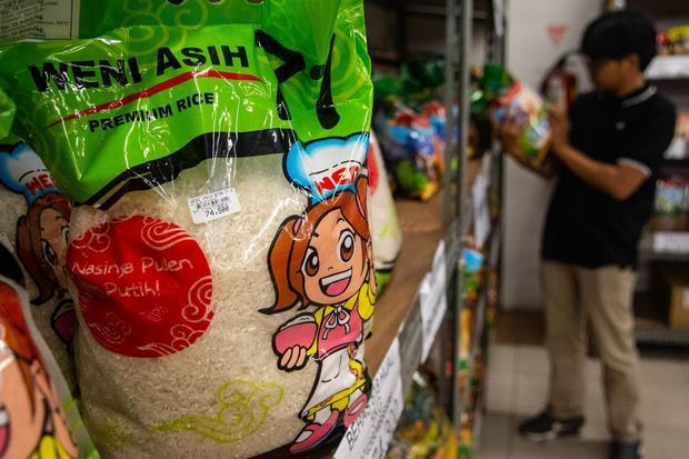 Rak beras di minimarket menampilkan kemasan beras fortifikasi dengan harga Rp75.000 hingga Rp115.000